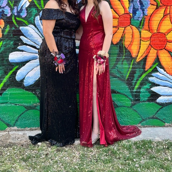 RED PROM DRESS - Picture 2 of 2